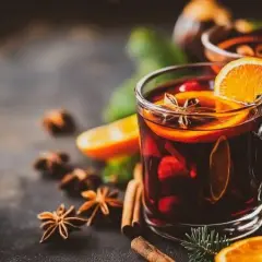 Czy grzaniec ma alkohol? Odkryj, co kryje ten napój grzany