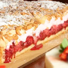 Prosty przepis na łatwe ciasto z truskawkami – szybki deser bez wysiłku