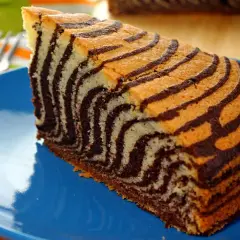 Prosty przepis na ciasto zebra z oranżadą na dużą blachę – idealne na imprezy!