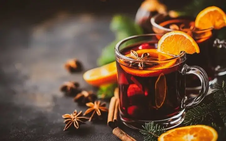 Czy grzaniec ma alkohol? Odkryj, co kryje ten napój grzany