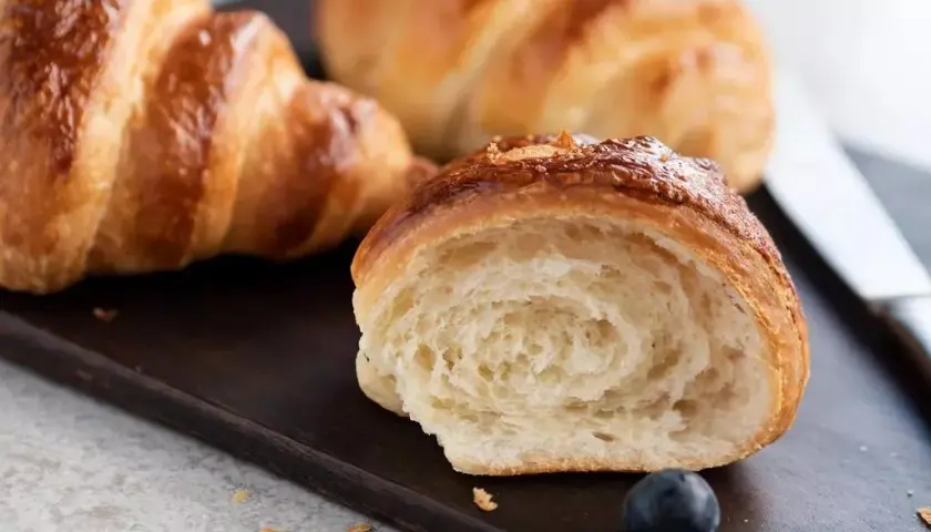 Z czym zrobić ciasto francuskie na słodko? Przepisy na pyszne desery